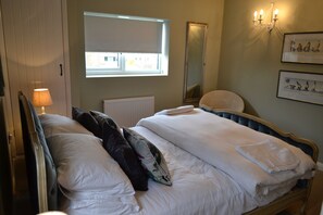 4 bedrooms, desk, iron/ironing board, travel cot - Outstanding luxury beachfront holiday experience with hot tub (Pevensey Bay)