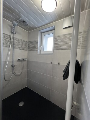 Dusch, hårtork, handdukar och tvål