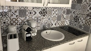 ثلاجة، ميكروويف، موقد طهي مسطح، محمصة خبز
