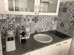 Een koelkast, een microgolfoven, een kookplaat, een broodrooster