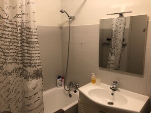 Kombinert dusj/badekar, hårføner, håndklær og såpe