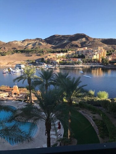 Gorgeous Views of the Lake, Mountains and Pool, Luxurious 1 bed 1 bath Apt.