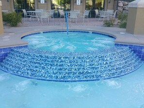 A heated pool - Gorgeous Views of the Lake, Mountains and Pool, Luxurious 1 bed 1 bath Apt. (Henderson)