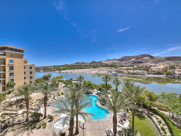 A heated pool - Gorgeous Views of the Lake, Mountains and Pool, Luxurious 1 bed 1 bath Apt. (Henderson)