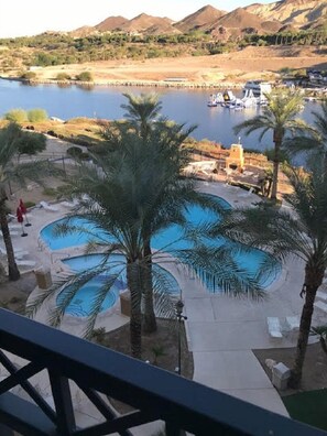 A heated pool - Gorgeous Views of the Lake, Mountains and Pool, Luxurious 1 bed 1 bath Apt. (Henderson)