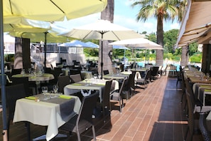 Outdoor dining - 3 rooms sea view on the French Riviera 5 minutes from the sea (Villeneuve-Loubet)