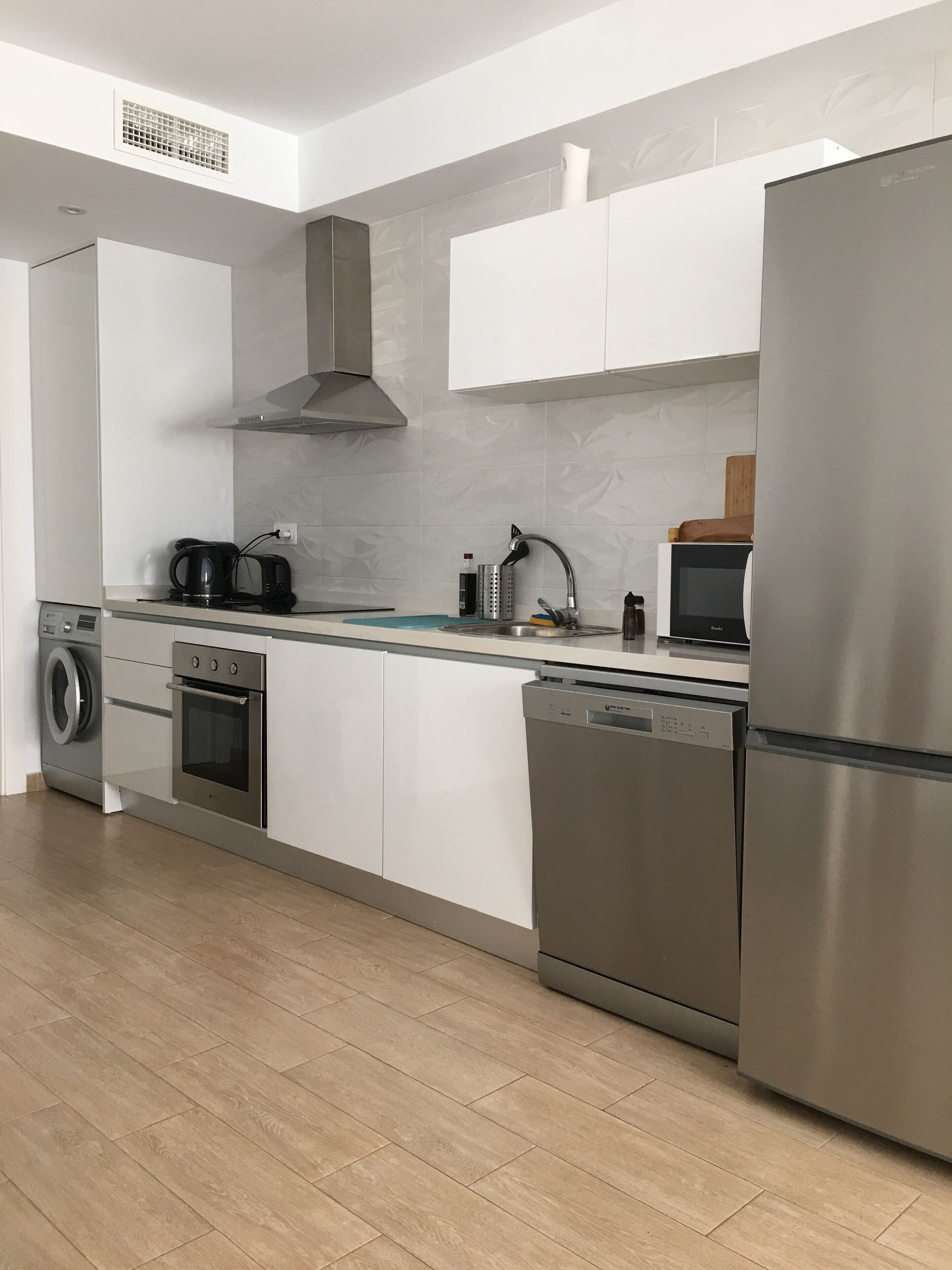 Frigorífico, microondas, horno y placa de cocina