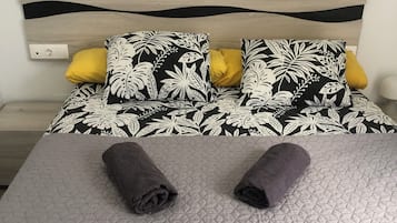 3 slaapkamers, een strijkplank/strijkijzer, gratis wifi, beddengoed