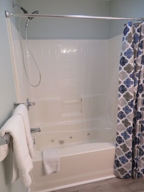 Combined shower/tub, jetted tub, hair dryer, towels - Ground Floor 2BR/2BA Golf View Condo (Calabash)