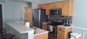 Fridge, microwave, oven, stovetop - Ground Floor 2BR/2BA Golf View Condo (Calabash)