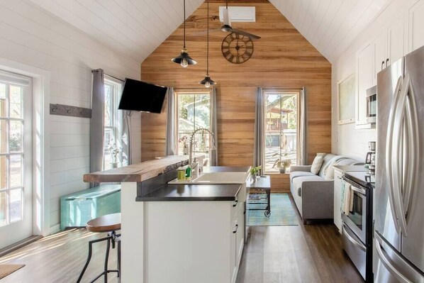 Jääkaappi, mikroaaltouuni, uuni, liesi