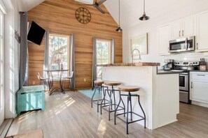 Jääkaappi, mikroaaltouuni, uuni, liesi