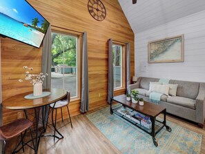 TV, fireplace, offices - Island Retreat - Great for Large Groups (Charleston)
