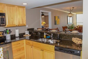 Mikroaaltouuni, astianpesukone, kahvin-/teenkeitin