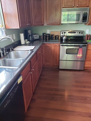 ثلاجة، ميكروويف، فرن، موقد طهي مسطح