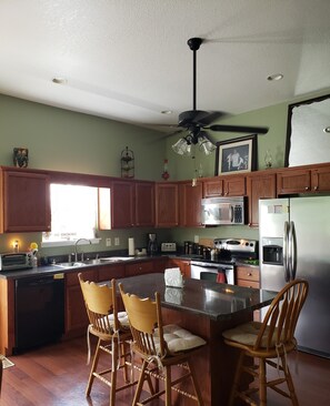 ثلاجة، ميكروويف، فرن، موقد طهي مسطح