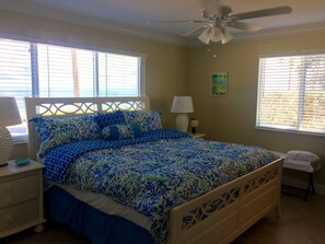 2 bedrooms, iron/ironing board, WiFi, bed sheets - WOW!   PRIVATE POOL, OCEAN FRONT,  & DOCK Sister house next-door VRBO#1034656 (Marathon)