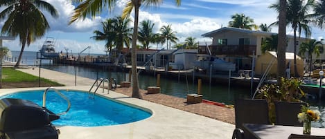 حمام سباحة