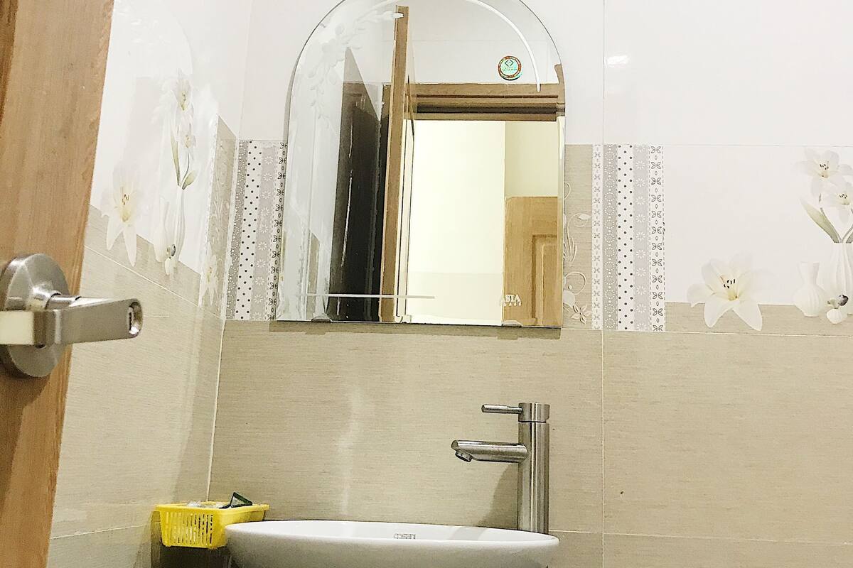 Quarto solteiro básico, 1 cama de casal, para não fumantes | Banheiro | Chuveiro, produtos de toalete grátis, chinelos, toalhas de banho