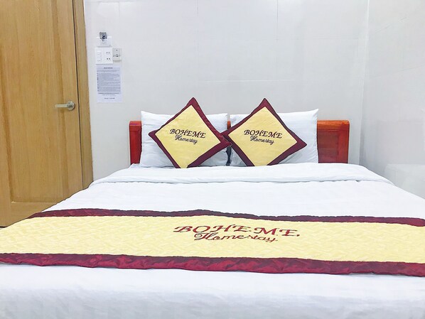 Quarto solteiro básico, 1 cama de casal, para não fumantes | Escrivaninha, Wi-Fi de cortesia