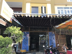 Fachada da propriedade à noite