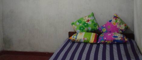 Dobbeltværelse - ryger - bakkeudsigt | Pengeskab på værelset, strygejern/strygebræt