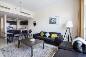 Panoramic-Apartment, 4 Schlafzimmer | Wohnbereich | Flachbildfernseher