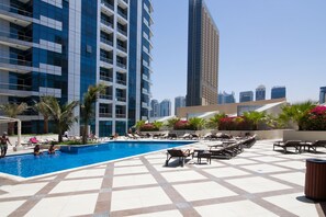 Una piscina al aire libre