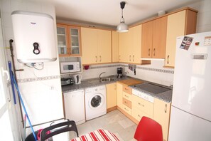 Frigorífic, microones, rentaplats i cafetera i tetera 