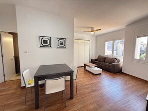 1 bedroom, iron/ironing board, free WiFi, bed sheets - Agi Josep Sabate 42 Apartamento for rent in Roses Girona. (Rosas / Roses)