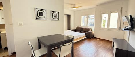 1 室のベッドルーム、アイロン / アイロン台、WiFi (無料)、ベッドシーツ