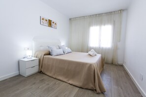 3 chambres, fer et planche à repasser, Wi-Fi gratuit, draps fournis