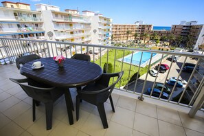 Outdoor dining - PINEDA 7 with communal pool, beach at 100m (La Pineda)