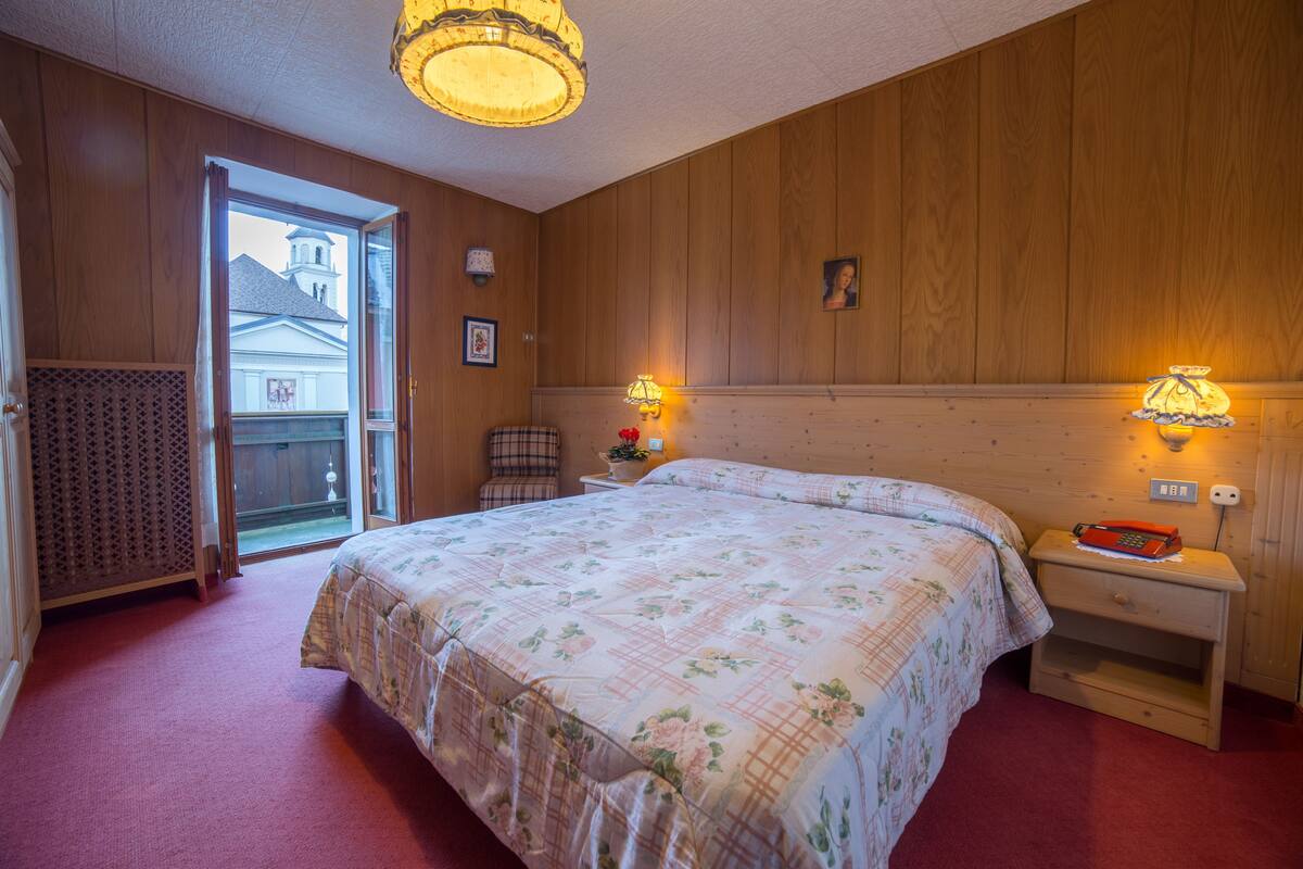 Luxe beddengoed, een kluis op de kamer, een bureau, geluiddichte muren