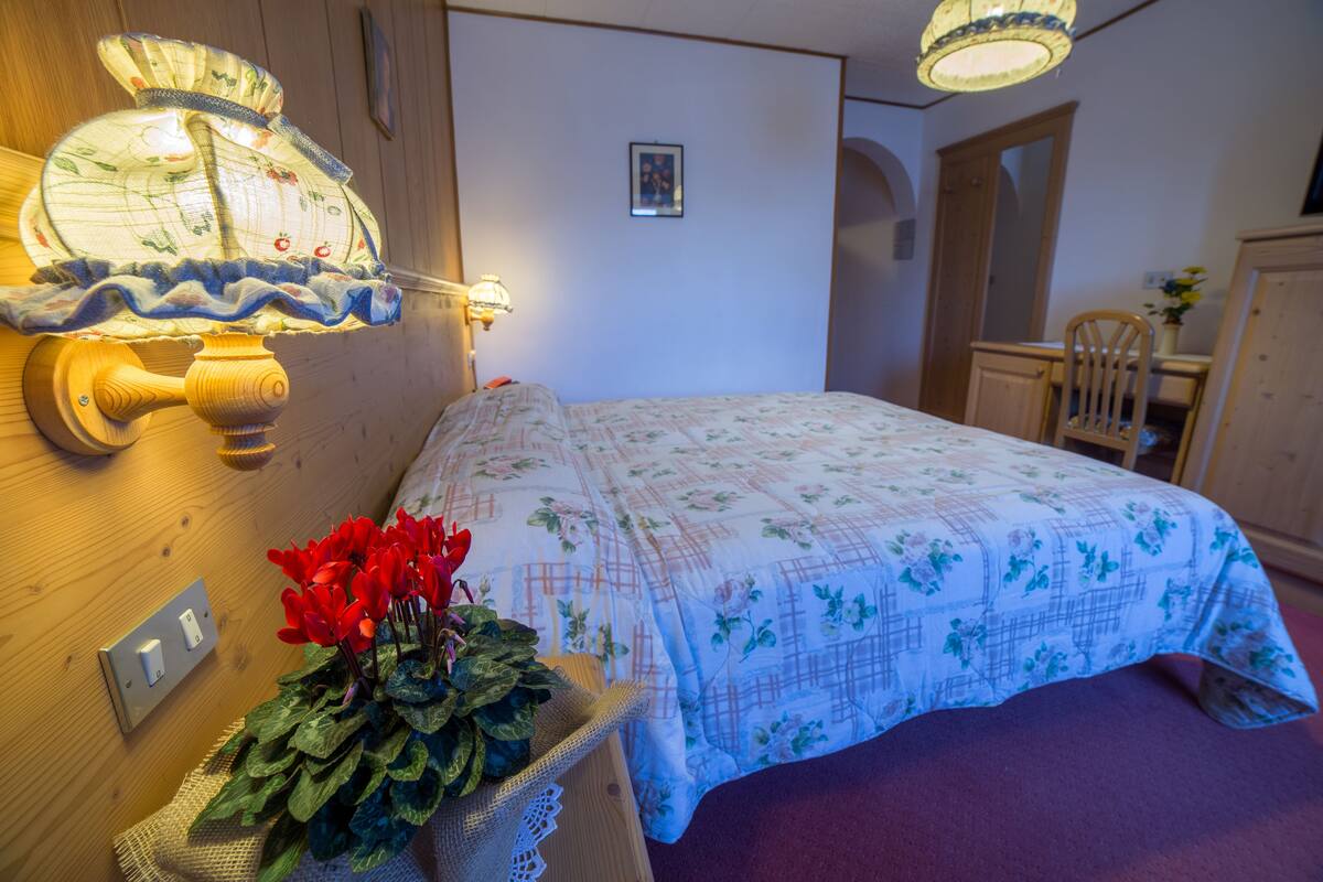 Luxe beddengoed, een kluis op de kamer, een bureau, geluiddichte muren