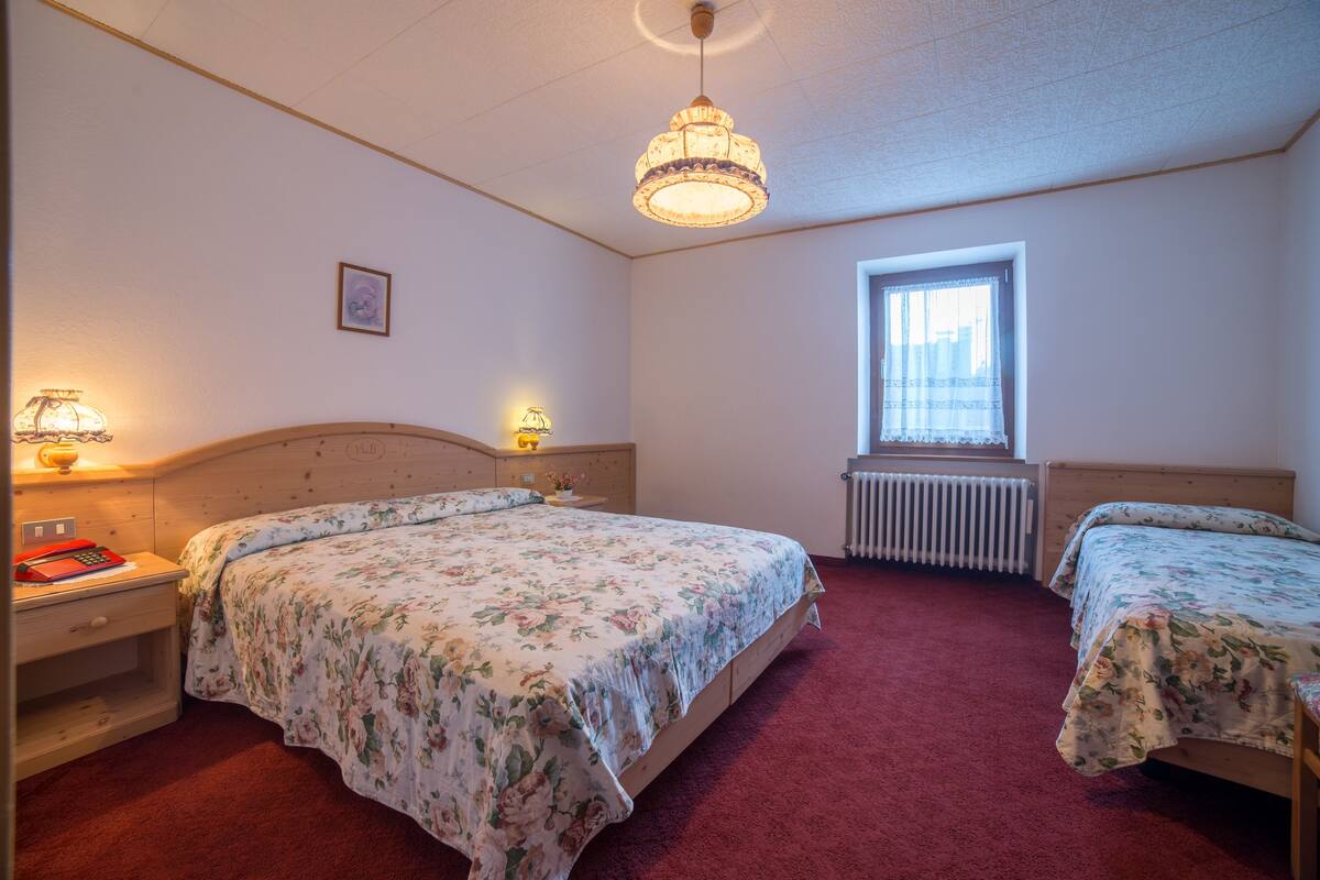 Driepersoonskamer | Luxe beddengoed, een kluis op de kamer, een bureau, geluiddichte muren