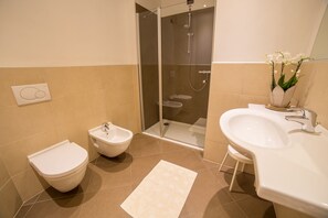 Habitación doble Confort (2+2) | Baño | Regadera, amenidades de baño gratuitas, secadora de cabello, batas