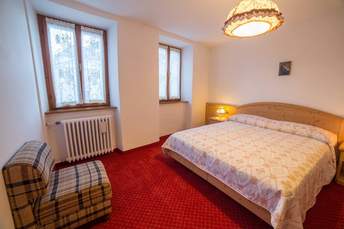 Klassieke vierpersoonskamer (2+2) | Luxe beddengoed, een kluis op de kamer, een bureau, geluiddichte muren