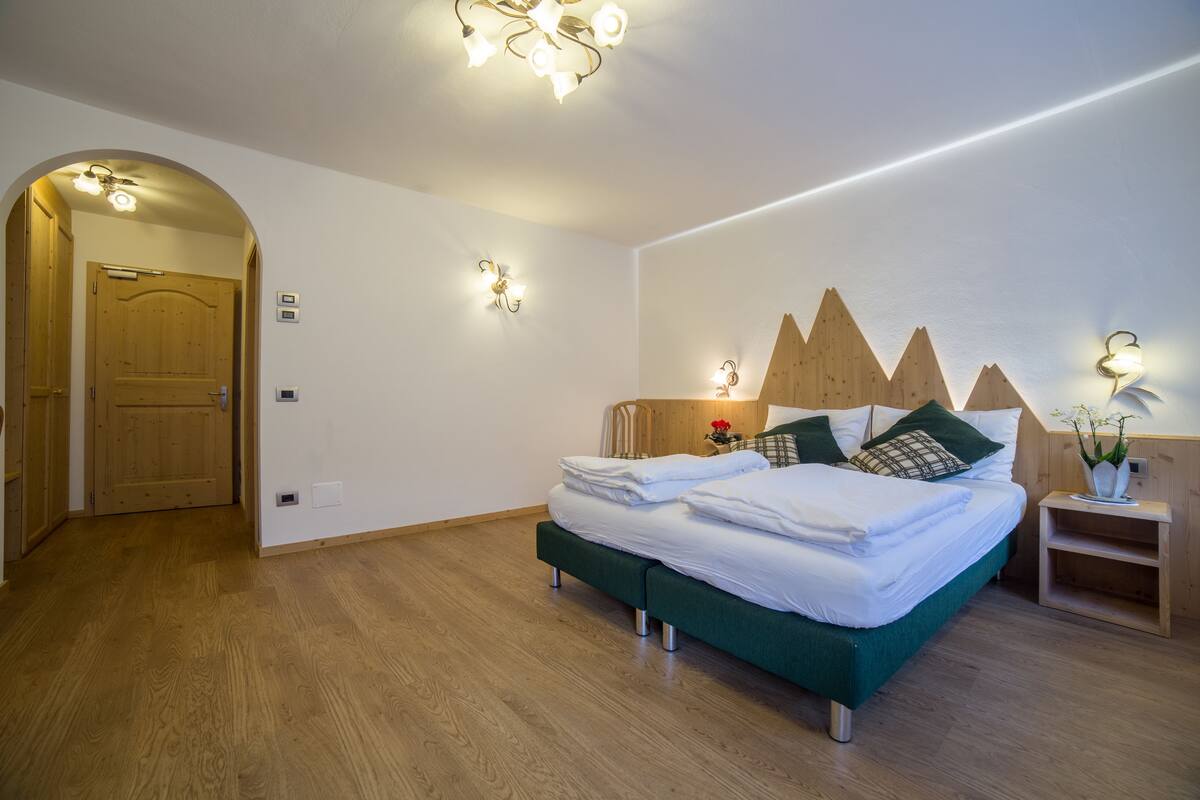 Comfort tweepersoonskamer (2+2) | Luxe beddengoed, een kluis op de kamer, een bureau, geluiddichte muren