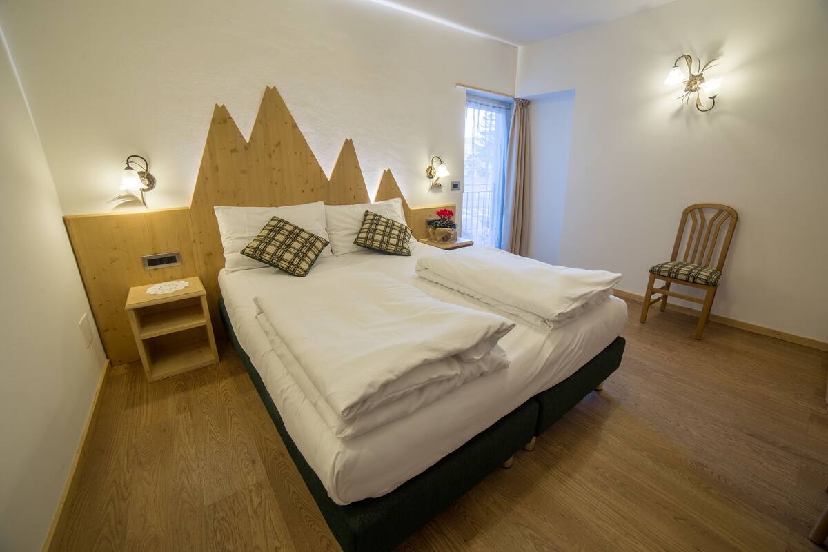Comfort tweepersoonskamer | Luxe beddengoed, een kluis op de kamer, een bureau, geluiddichte muren