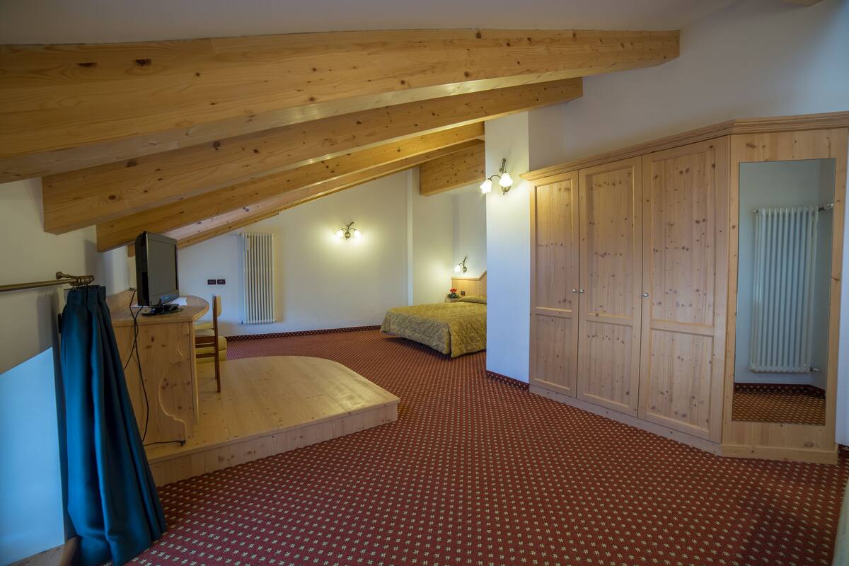 Familiekamer | Luxe beddengoed, een kluis op de kamer, een bureau, geluiddichte muren