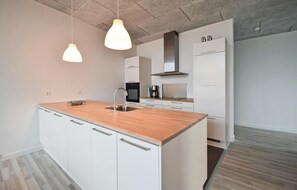 ثلاجة، موقد طهي مسطح، غسالة أطباق، ماكينة لصنع القهوة/الشاي