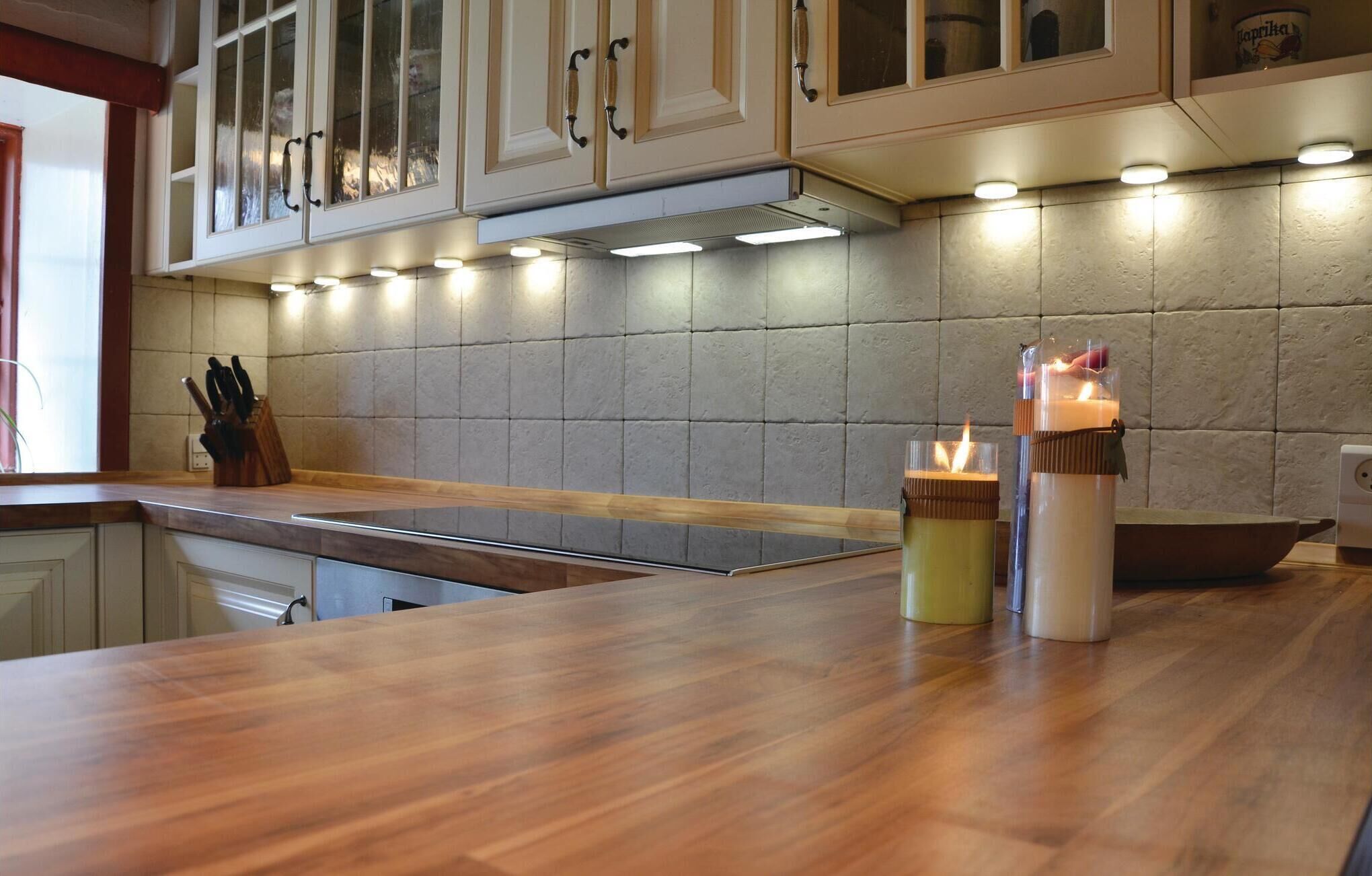 Réfrigérateur, plaque de cuisson, lave-vaisselle, cafetière/bouilloire