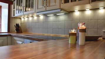 Frigorifero, piano cottura, lavastoviglie, macchina per tè/caffè