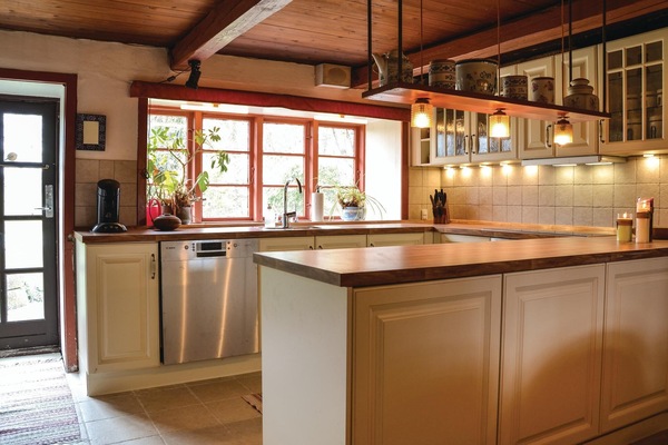 KylskÄp, spishÀll, diskmaskin och kaffe- och tebryggare