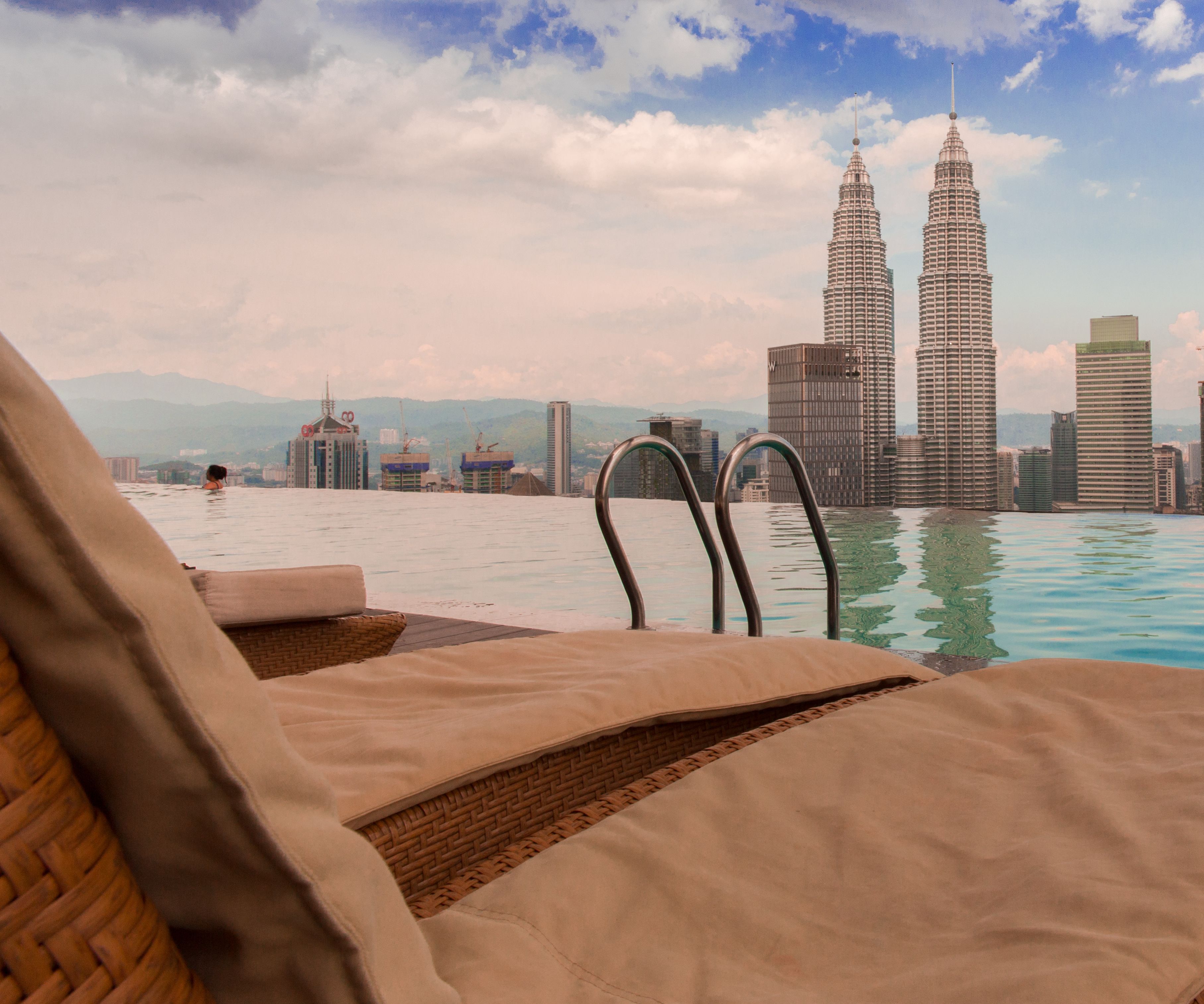 Een buitenzwembad en een zwembad op het dak