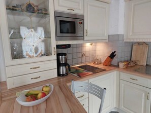 Fridge, microwave, stovetop, coffee/tea maker - Ferienwohnung, 55 qm, 2 Schlafzimmer, Balkon und Terrasse (Siegsdorf)