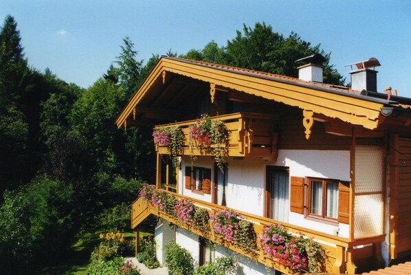 Exterior - Ferienwohnung, 55 qm, 2 Schlafzimmer, Balkon und Terrasse (Siegsdorf)