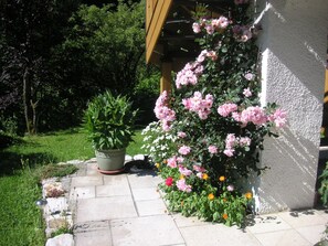 Property grounds - Ferienwohnung, 55 qm, 2 Schlafzimmer, Balkon und Terrasse (Siegsdorf)