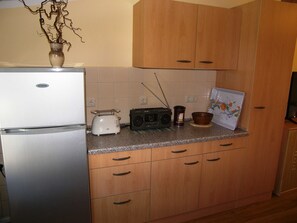Réfrigérateur, four, cafetière/bouilloire, bouilloire électrique